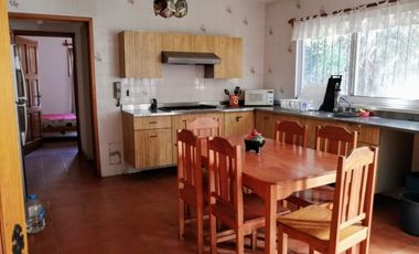 Casa Sola en Fraccionamiento en Cuernavaca  con alberca y jardín muy amplio