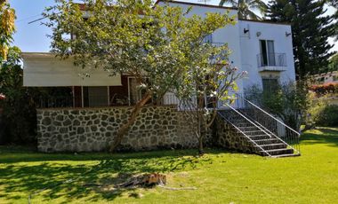 Casa Sola en Fraccionamiento en Cuernavaca  con alberca y jardín muy amplio
