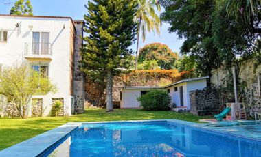 Casa Sola en Fraccionamiento en Cuernavaca  con alberca y jardín muy amplio
