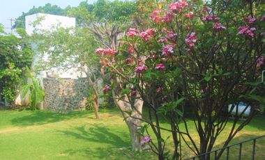 Casa Sola en Fraccionamiento en Cuernavaca  con alberca y jardín muy amplio