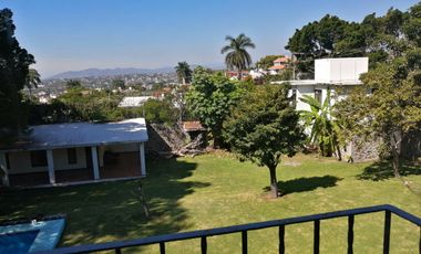 Casa Sola en Fraccionamiento en Cuernavaca  con alberca y jardín muy amplio