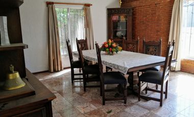 Casa Sola en Fraccionamiento en Cuernavaca  con alberca y jardín muy amplio