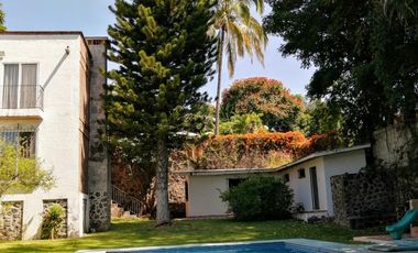 Casa Sola en Fraccionamiento en Cuernavaca  con alberca y jardín muy amplio