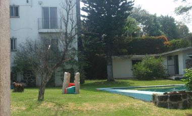 Casa Sola en Fraccionamiento en Cuernavaca  con alberca y jardín muy amplio