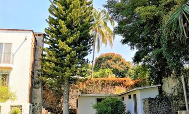 Casa Sola en Fraccionamiento en Cuernavaca  con alberca y jardín muy amplio