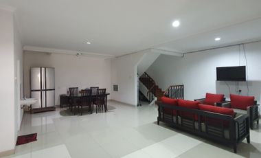 Rumah Tujuh Kamar di Gading Kirana Barat, Kelapa Gading. Modern. Minimalis. Rapih. Siap Huni. Renovasi Total. Tinggi dari Jalan.