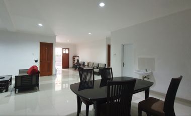 Rumah Tujuh Kamar di Gading Kirana Barat, Kelapa Gading. Modern. Minimalis. Rapih. Siap Huni. Renovasi Total. Tinggi dari Jalan.