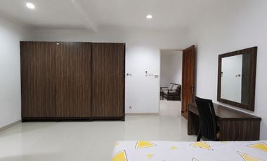 Rumah Tujuh Kamar di Gading Kirana Barat, Kelapa Gading. Modern. Minimalis. Rapih. Siap Huni. Renovasi Total. Tinggi dari Jalan.