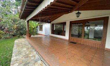 casa en arriendo en loma de las brujas. Cod A55612