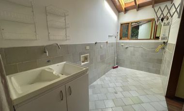 casa en arriendo en loma de las brujas. Cod A55612