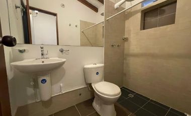 casa en arriendo en loma de las brujas. Cod A55612