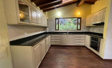 casa en arriendo en loma de las brujas. Cod A55612