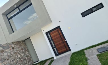 Hermosa Casa en Cañadas del Arroyo, 4ta Recamara en PB, 3 Baños Completos, Jardí