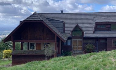 VENDE HERMOSA Y AMPLIA CASA + 10.000 m2 terreno