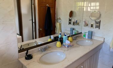 VENDE HERMOSA Y AMPLIA CASA + 10.000 m2 terreno