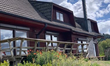 VENDE HERMOSA Y AMPLIA CASA + 10.000 m2 terreno