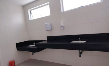 consultorio en arriendo en avenida 30 de agosto. Cod A5498