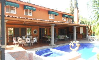 Casa en VENTA con 1,800 mts. de terreno con seguridad Colonia Palmira en Cuernavaca, Morelos.