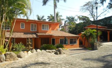 Casa en VENTA con 1,800 mts. de terreno con seguridad Colonia Palmira en Cuernavaca, Morelos.