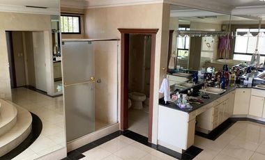 VENTA DE MANSIÓN CON VISTA AL RIO EN SAMBORONDÓN