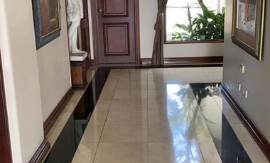 VENTA DE MANSIÓN CON VISTA AL RIO EN SAMBORONDÓN