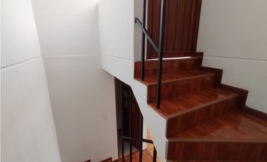 VENDO  DEPARTAMENTO TRIPLEX  EN URB. PESCASEROLI - TACNA