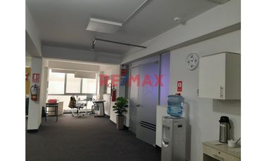 Se Vende Linda, Moderna Y Amplia  Oficina En Urb. Santa Catalina, La Victoria