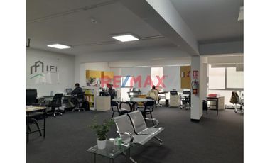 Se Vende Linda, Moderna Y Amplia  Oficina En Urb. Santa Catalina, La Victoria