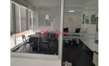Se Vende Linda, Moderna Y Amplia  Oficina En Urb. Santa Catalina, La Victoria