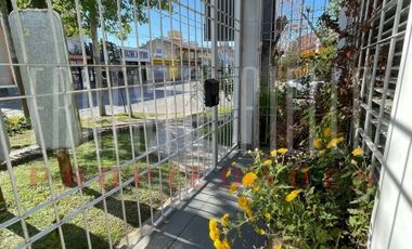 VENTA CASA 3 AMB C/ COCHERA Y PATIO SOBRE 12 DE OCT. QUILMES O.