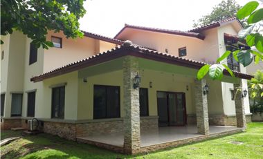 Venta de casa en Clayton, Senderos de camino de cruces