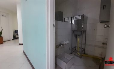 oficina en arriendo en conquistadores. Cod A1261