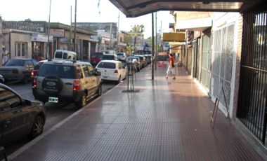 Local en galeria de 4 x 5 con entrepiso 3 x 3,  a 2 cuadras de la estación Jose Leon Suarez