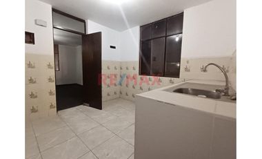 Venta Casa  3 Pisos Incluye Departamento Independiente