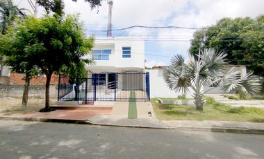 casa en arriendo/venta en el carmen. Cod V26990