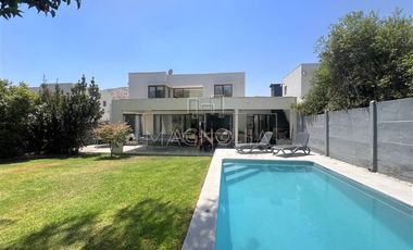 CASA AMPLIADA Y MODERNA EN CHAMISERO, OPORTUNIDAD UNICA