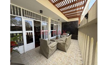 Venta Casa 3 Pisos Frente A Parque De Los Músicos Urb. Primavera