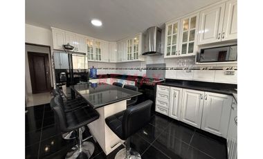 Venta Casa 3 Pisos Frente A Parque De Los Músicos Urb. Primavera