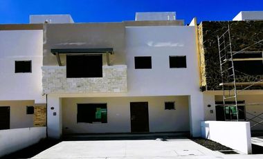Casa de 3 Recámaras con 3.5 Baños a 12 Minutos de los Arcos de Querétaro.