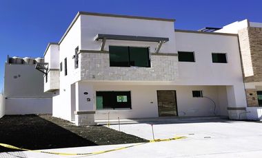 Casa de 3 Recámaras con 3.5 Baños a 12 Minutos de los Arcos de Querétaro.