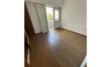 VENTA DE DEPARTMENTO 2 AMB CON PATIO CERRADO Y  COCHERA