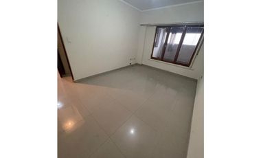 VENTA DE DEPARTMENTO 2 AMB CON PATIO CERRADO Y  COCHERA