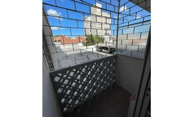 VENTA DE DEPARTMENTO 2 AMB CON PATIO CERRADO Y  COCHERA