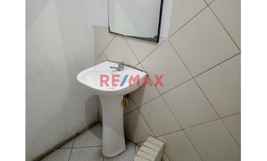 🌟 ¡OPORTUNIDAD ÚNICA! 🌟

🏠 Casa encantadora de un solo piso esperando por ti en San Juan de Miraflores. Con una ubicación privilegiada en Los Jazmin