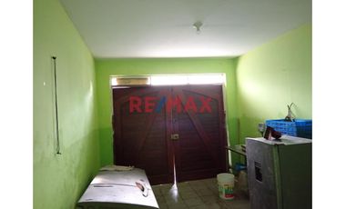 🌟 ¡OPORTUNIDAD ÚNICA! 🌟

🏠 Casa encantadora de un solo piso esperando por ti en San Juan de Miraflores. Con una ubicación privilegiada en Los Jazmin