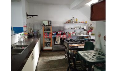 🌟 ¡OPORTUNIDAD ÚNICA! 🌟

🏠 Casa encantadora de un solo piso esperando por ti en San Juan de Miraflores. Con una ubicación privilegiada en Los Jazmin