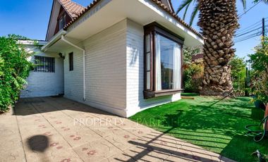 Venta de acogedora casa en sector residencial de Peñalolén