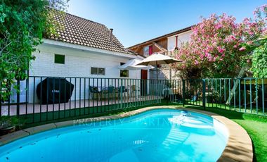 Venta de acogedora casa en sector residencial de Peñalolén