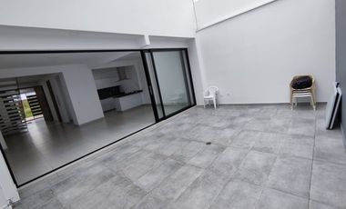 casa en arriendo en niza. Cod A11054