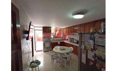 Venta De Hermosa Casa De 3 Pisos En Santiago De Surco